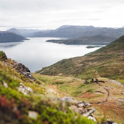 Sykler ned en sti i Lyngenfjordregionen