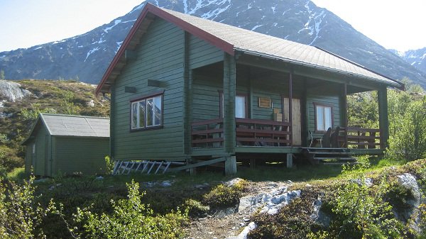 Trollhytta - green cabin in the Lyngen Alps