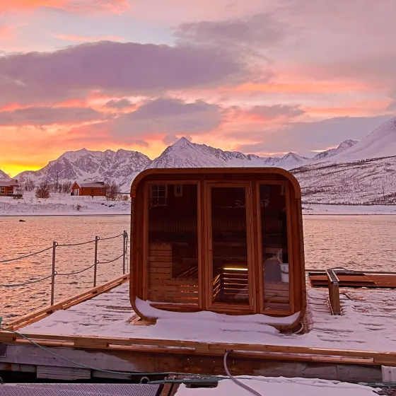 Nyter jacuzzi ved XLyngen i Lyngsalpene, Nord Norge