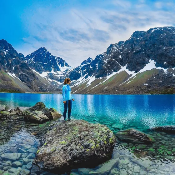 Lyngen Experience Lodge med Lyngsalpene i bakgrunn og Ullsfjorden foran