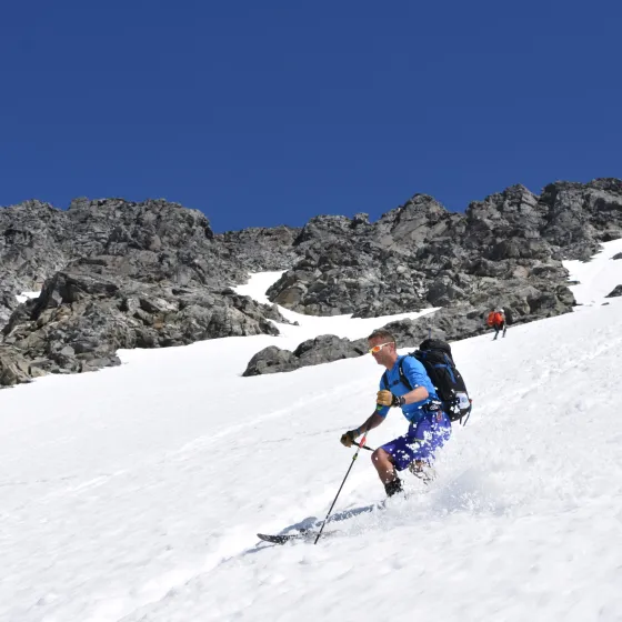 Nedkjøring i sommersnø i Lyngsalpene