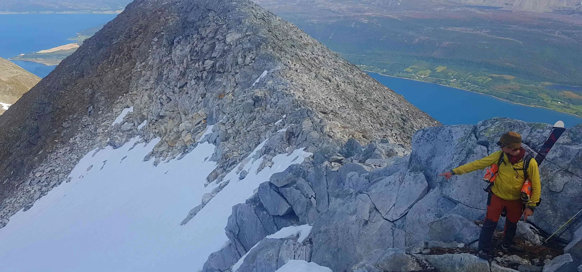 Sommertopptur på ski med Lyngen Ski & Klatring