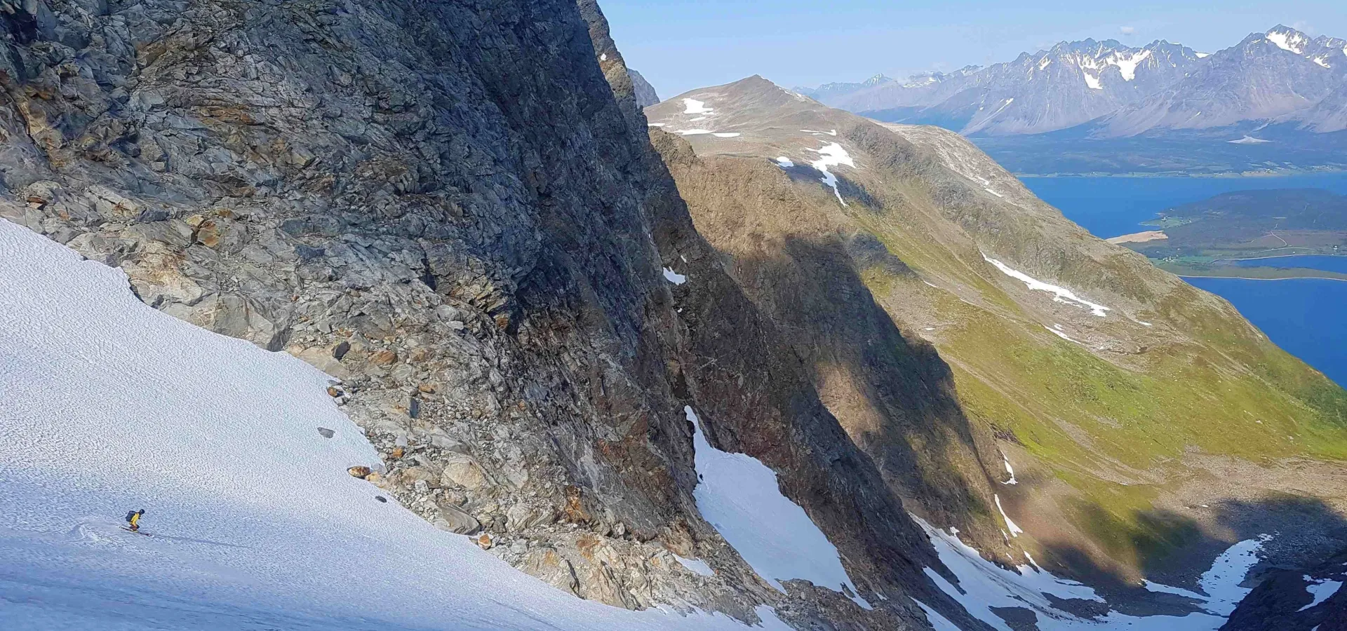 Sommertopptur på ski med Lyngen Ski & Klatring