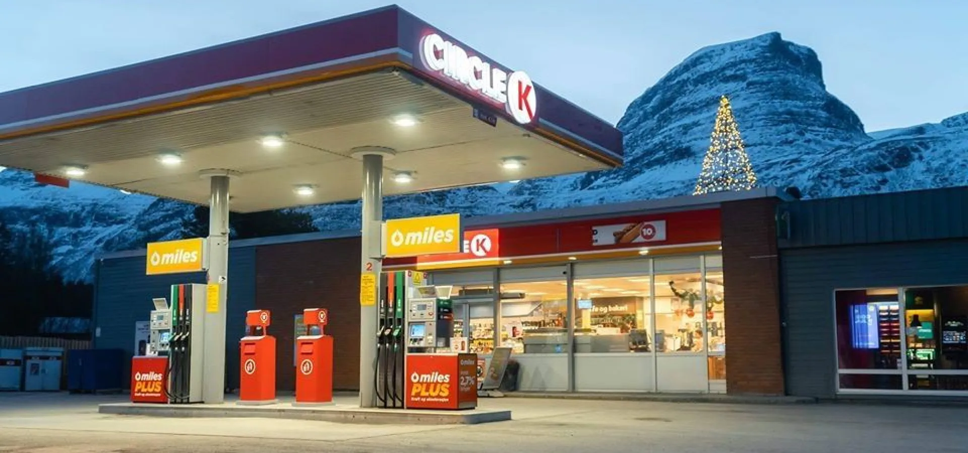 Et bilde av en bensinstasjon i fargene til Circle K