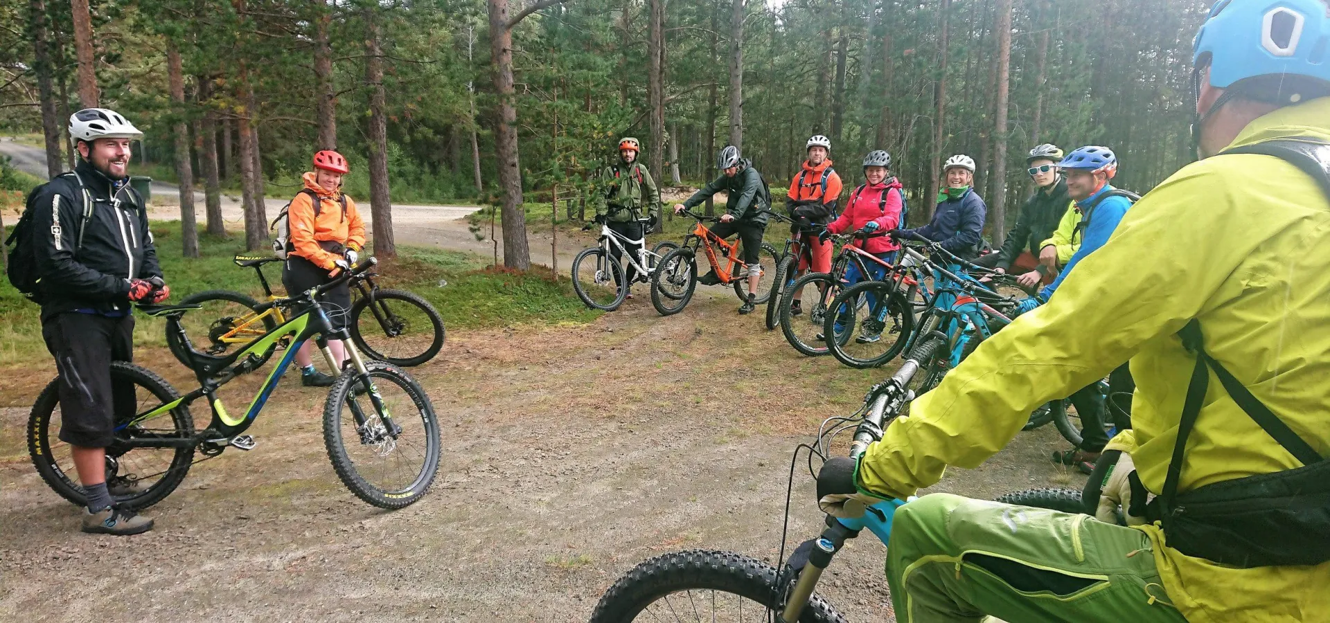 Guiden forklarer en gjeng stisyklister om turen