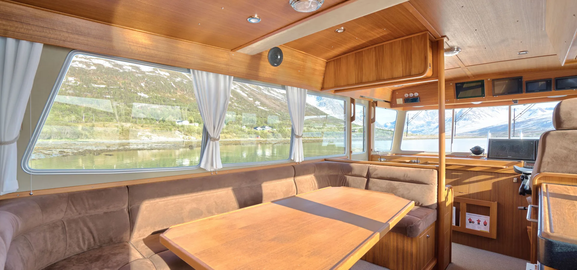 Privat Båttransport til Toppturer på ski i Lyngsalpene - Lyngen Experience