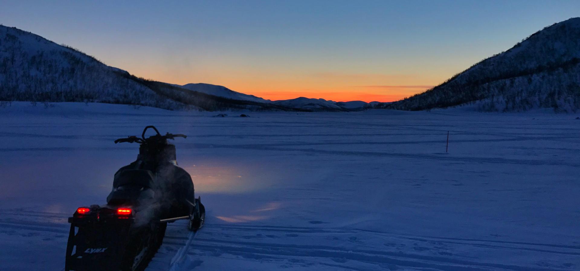 Snowmobile excursion into the wilderness - evening tour with North Experience
