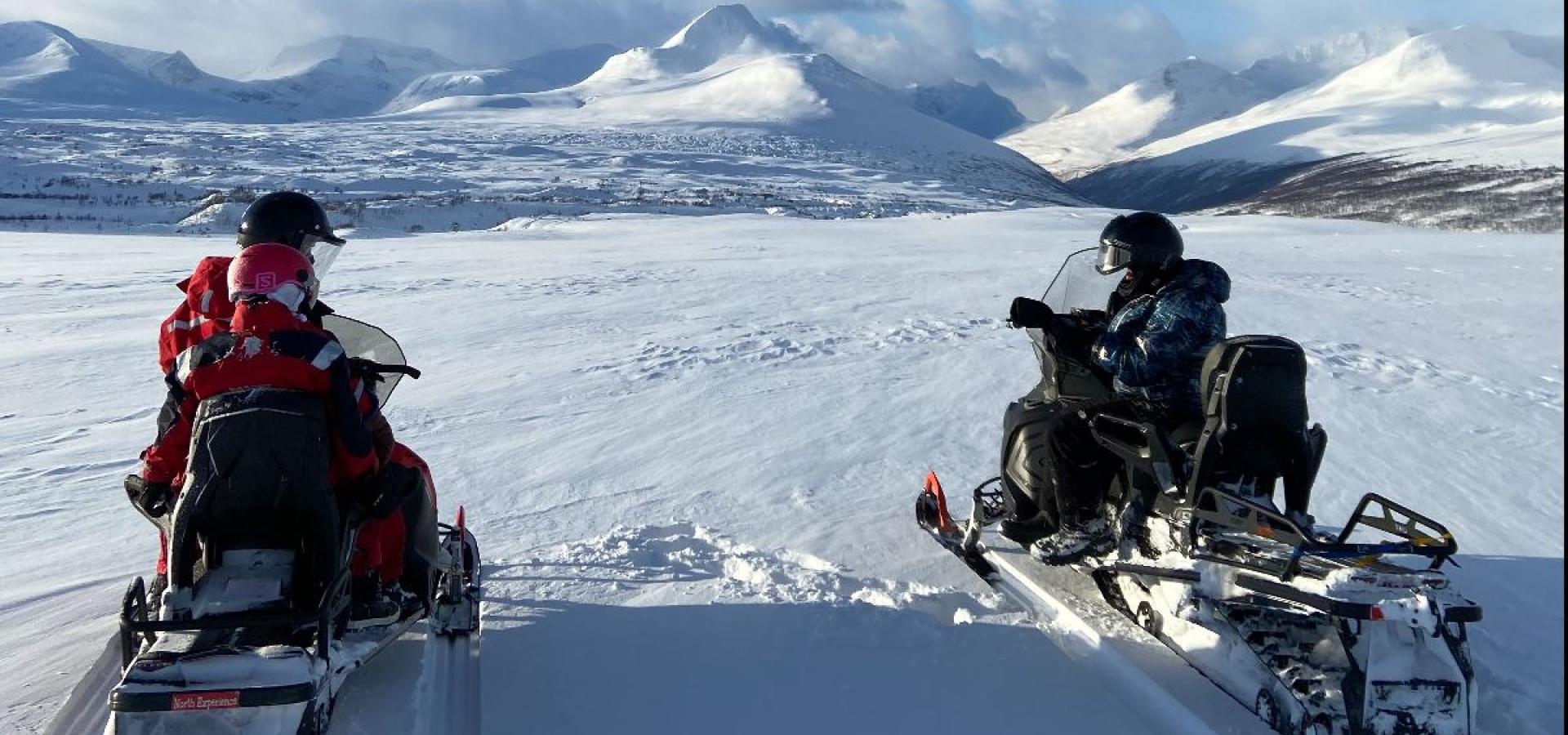 Snowmobile excursion into the wilderness - daytime tour with North Experience
