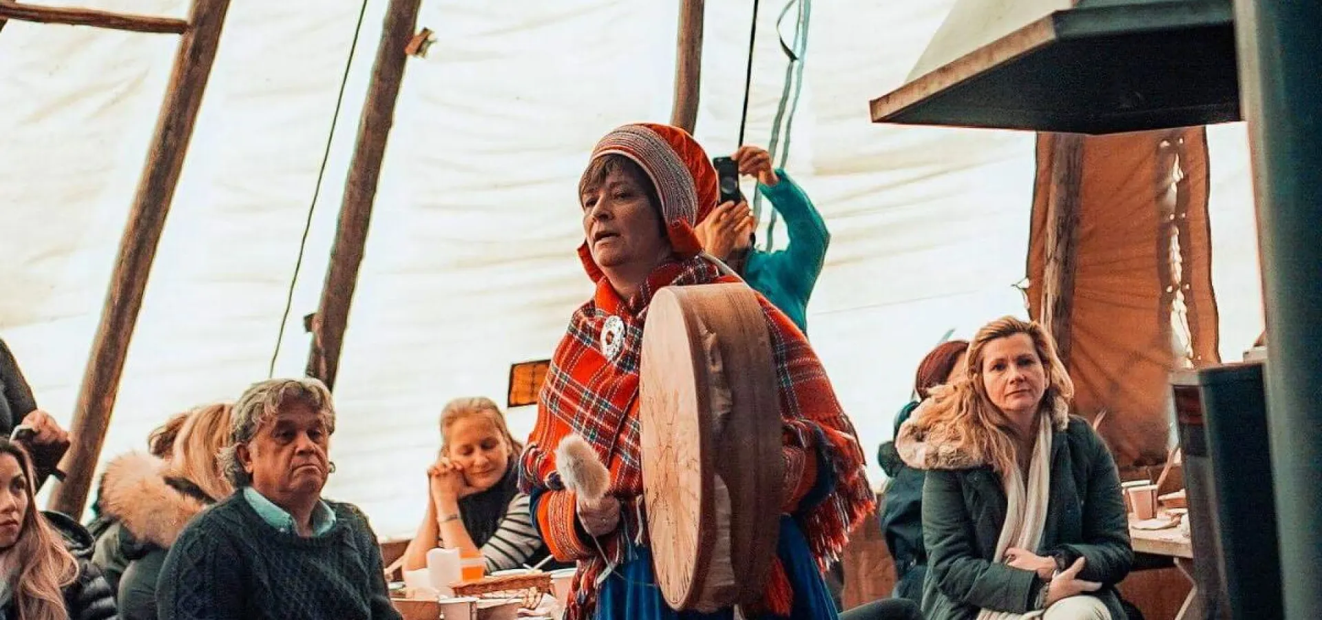 Eksklusiv Jakten på nordlyset med gjengen fra Sami Camp (inkludert mating av reinsdyr)