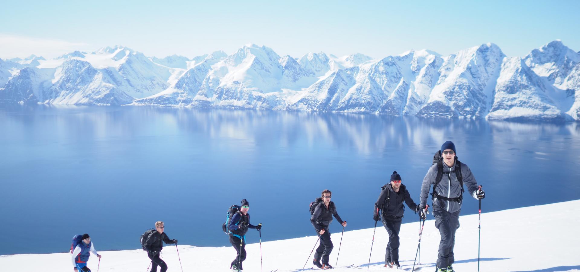 Gruppe på tur opp Storhaugen på ski, Lyngenfjorden