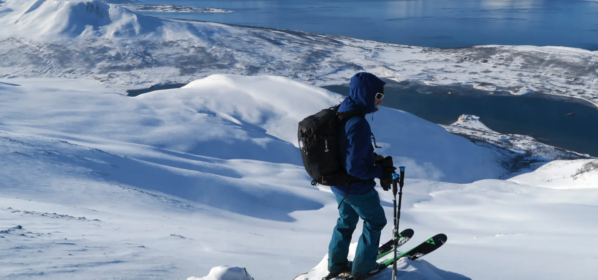 Nyter utsikten fra en topp i Lyngsalpene, Nord Norge