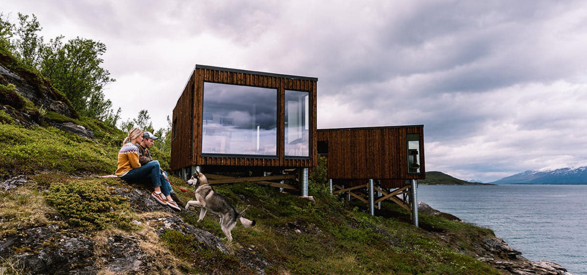 Nyter utsikten sammen ved Aurora Fjord Cabins i Lyngen, Nord Norge