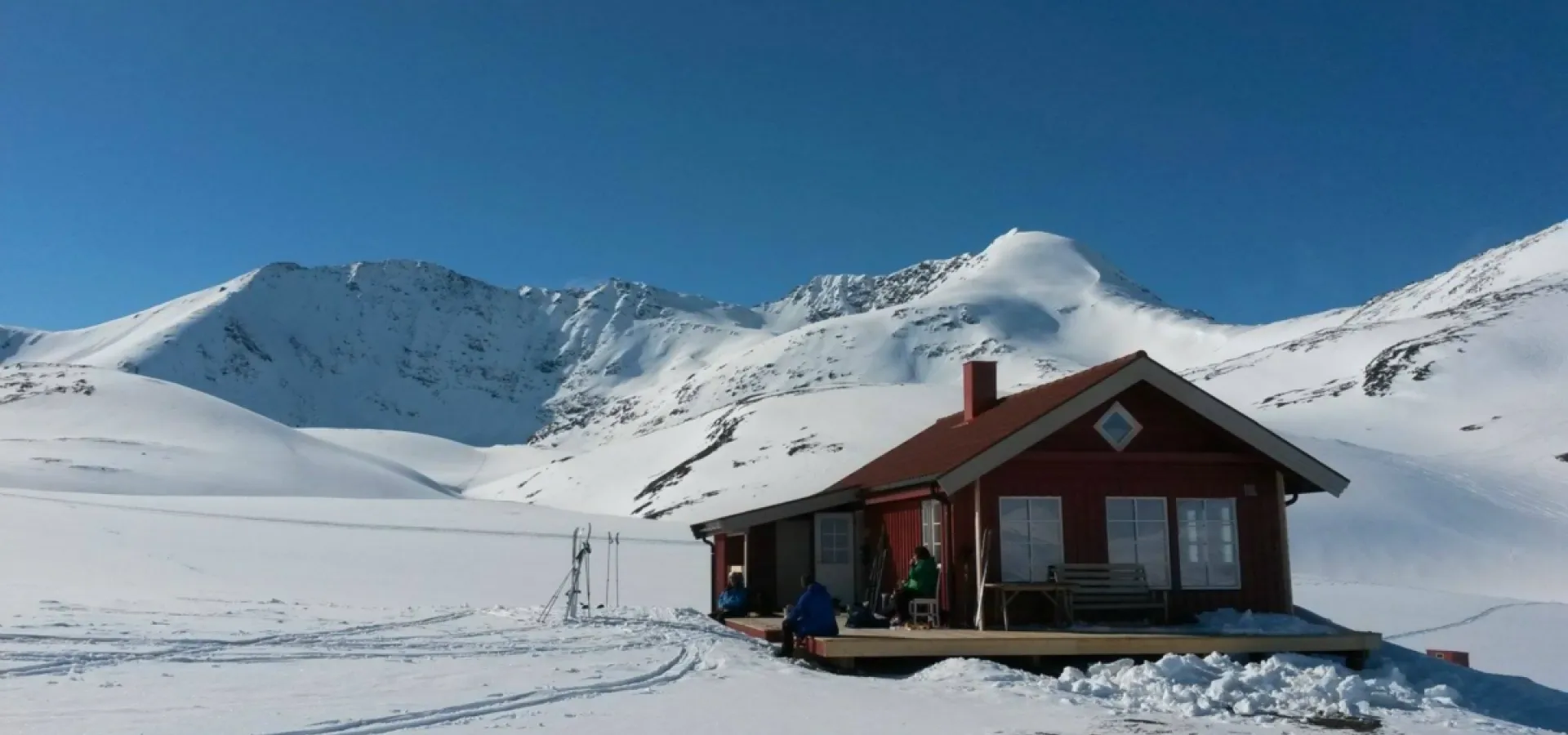Rørneshytta - rec cabin in the Lyngen Alps in winter