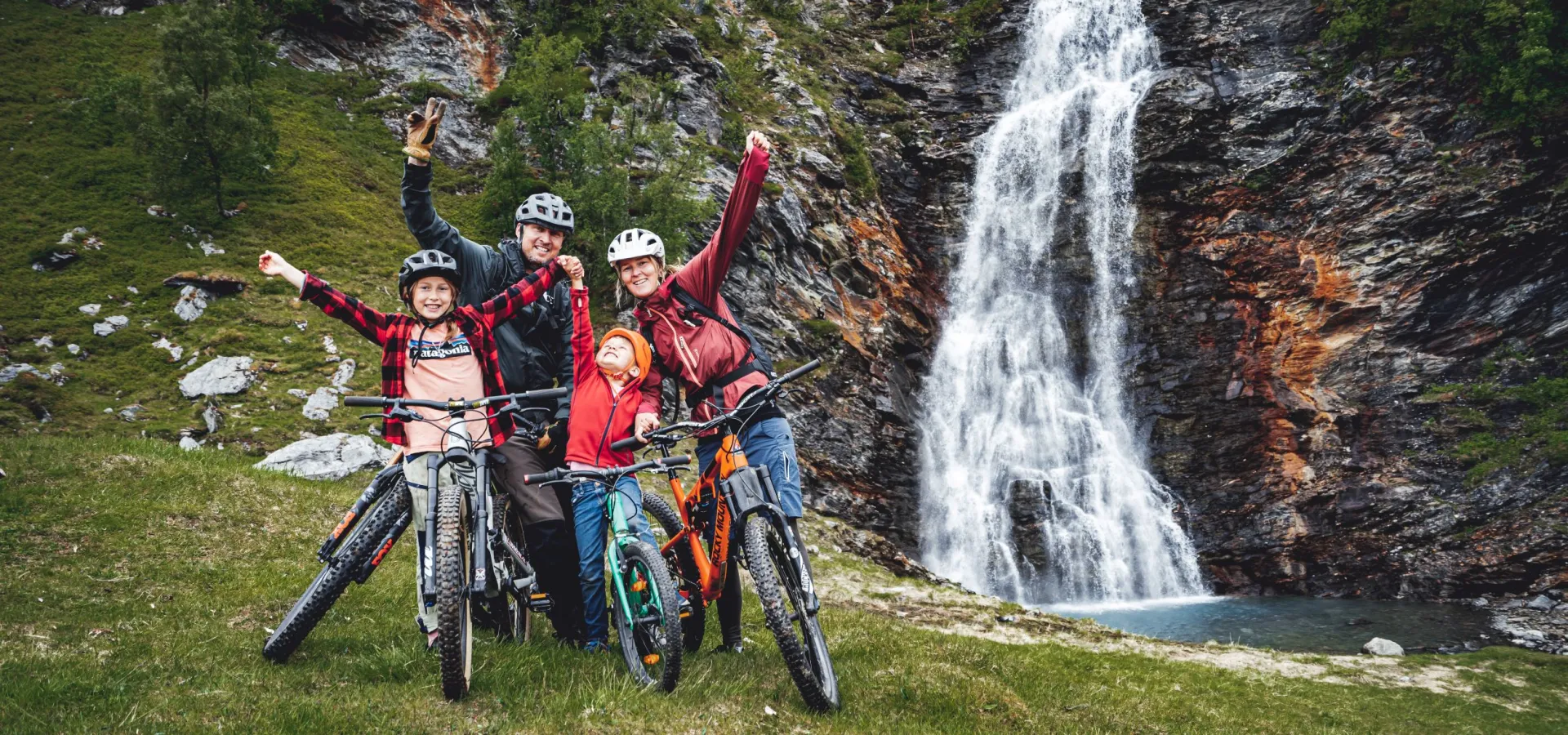Rottenvikfossen med Magic Mountain Lodge (C)Petr Pavlicek