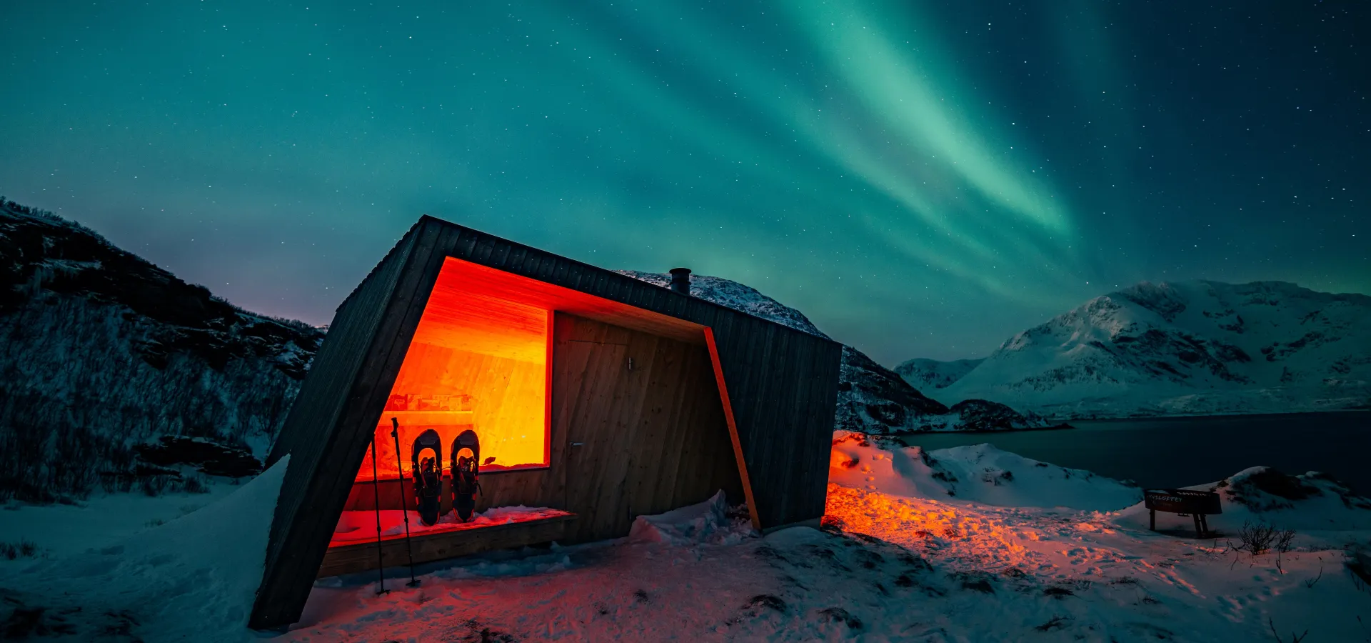Northern Lights in Skjervøy Hytta_Petr Pavlicek