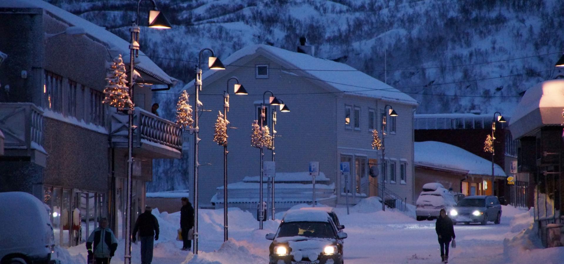 Vinter på Skjervøy, hovedgata en vintersdag i mørketiden i Nord Norge