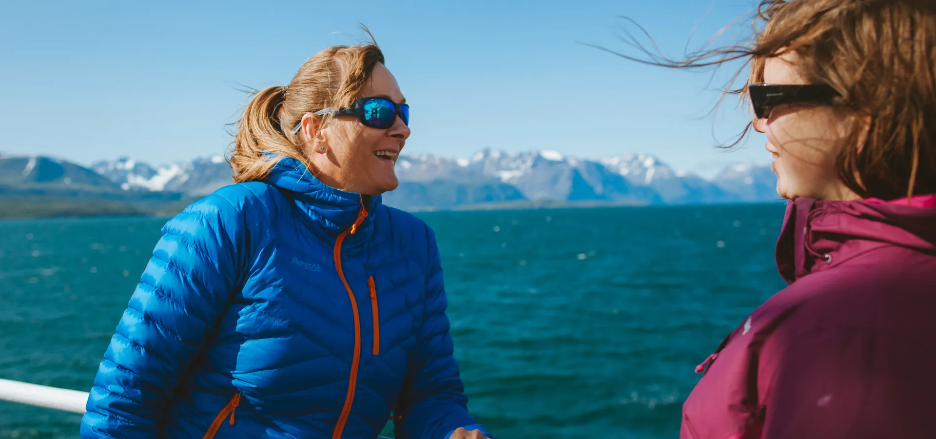 To damer står ute på dekk på fergen over Lyngenfjorden