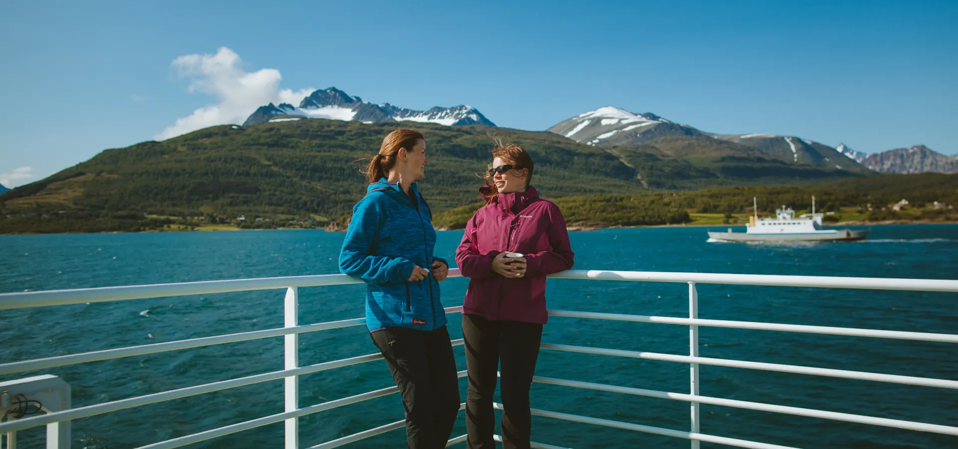 To kvinner på fergen over Lyngenfjorden