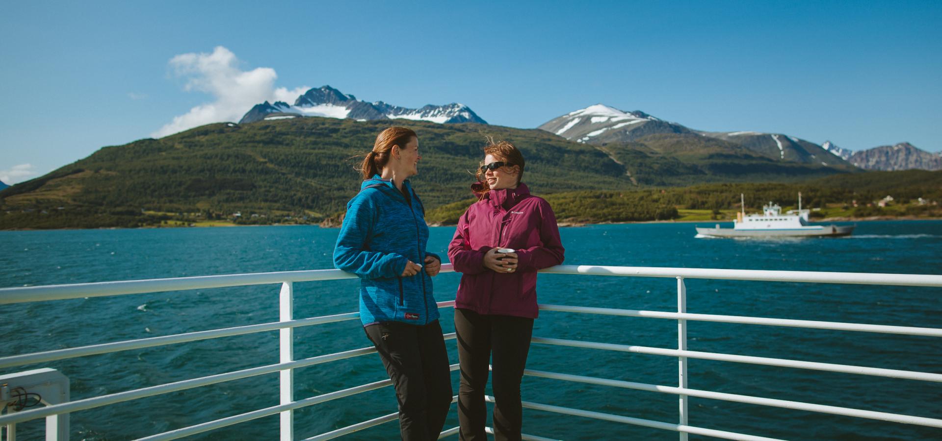 To kvinner på fergen over Lyngenfjorden