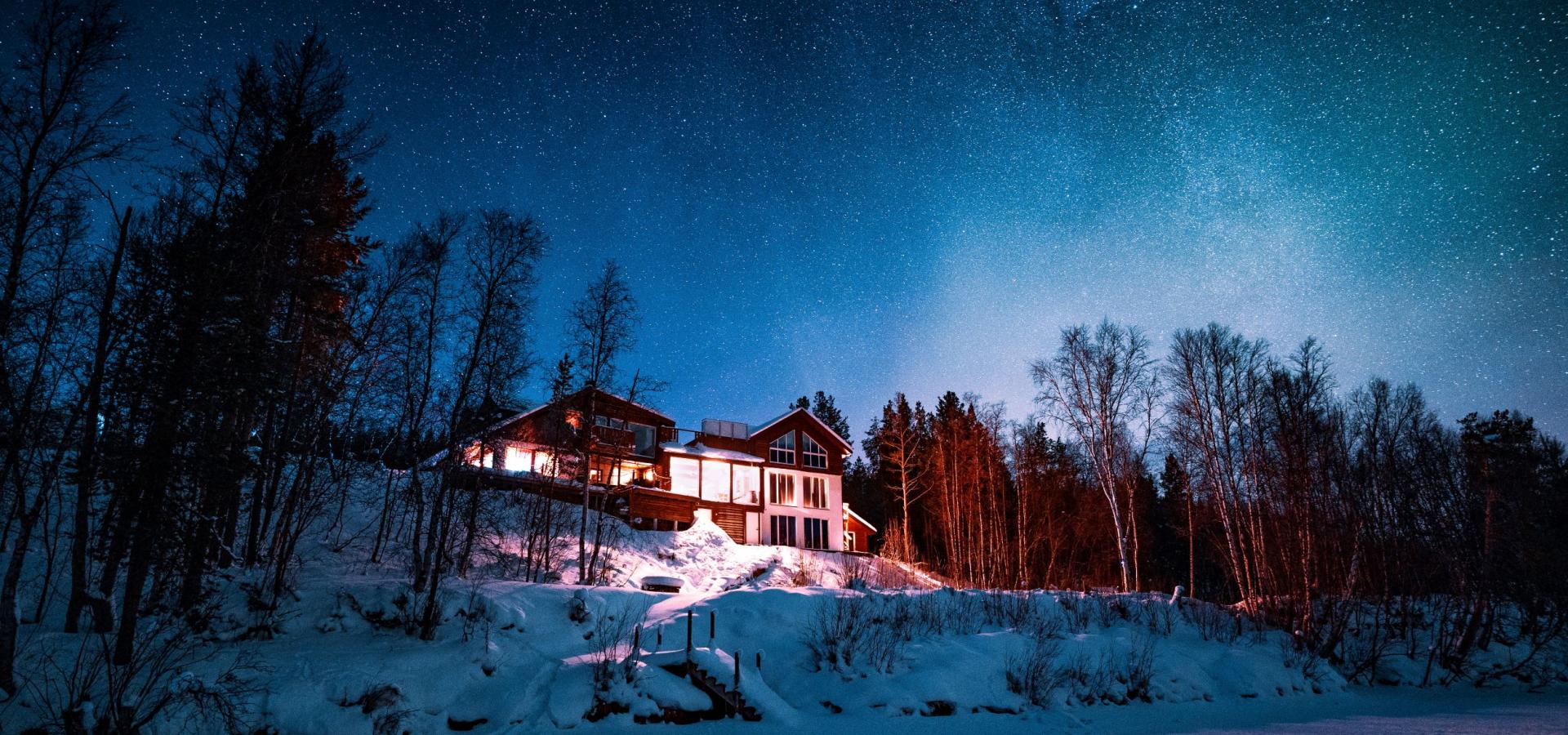 Reisastua Lodge under en stjerneklar himmel og litt nordlys