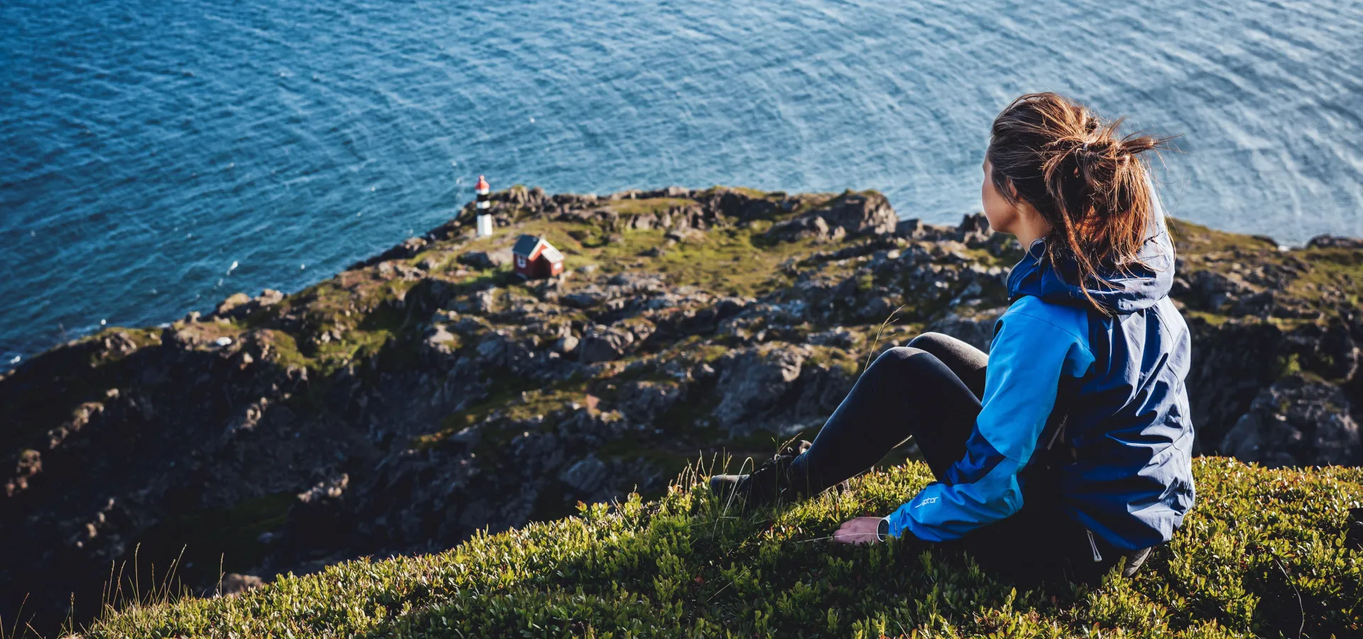 Ser ned på fyret ved Lyngstuva, det nordligste punktet på Lyngenhalvøya, Nord Norge.