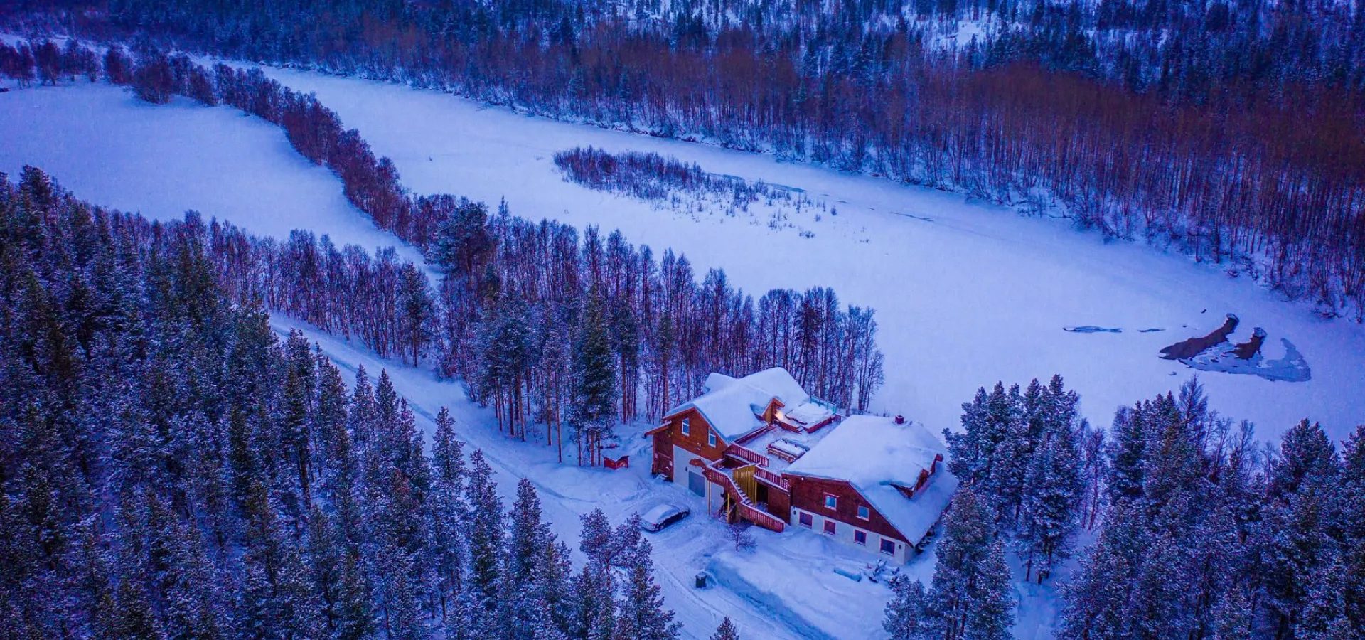 Reisastua Lodge i vinterprakt, fra et fugleperspektiv