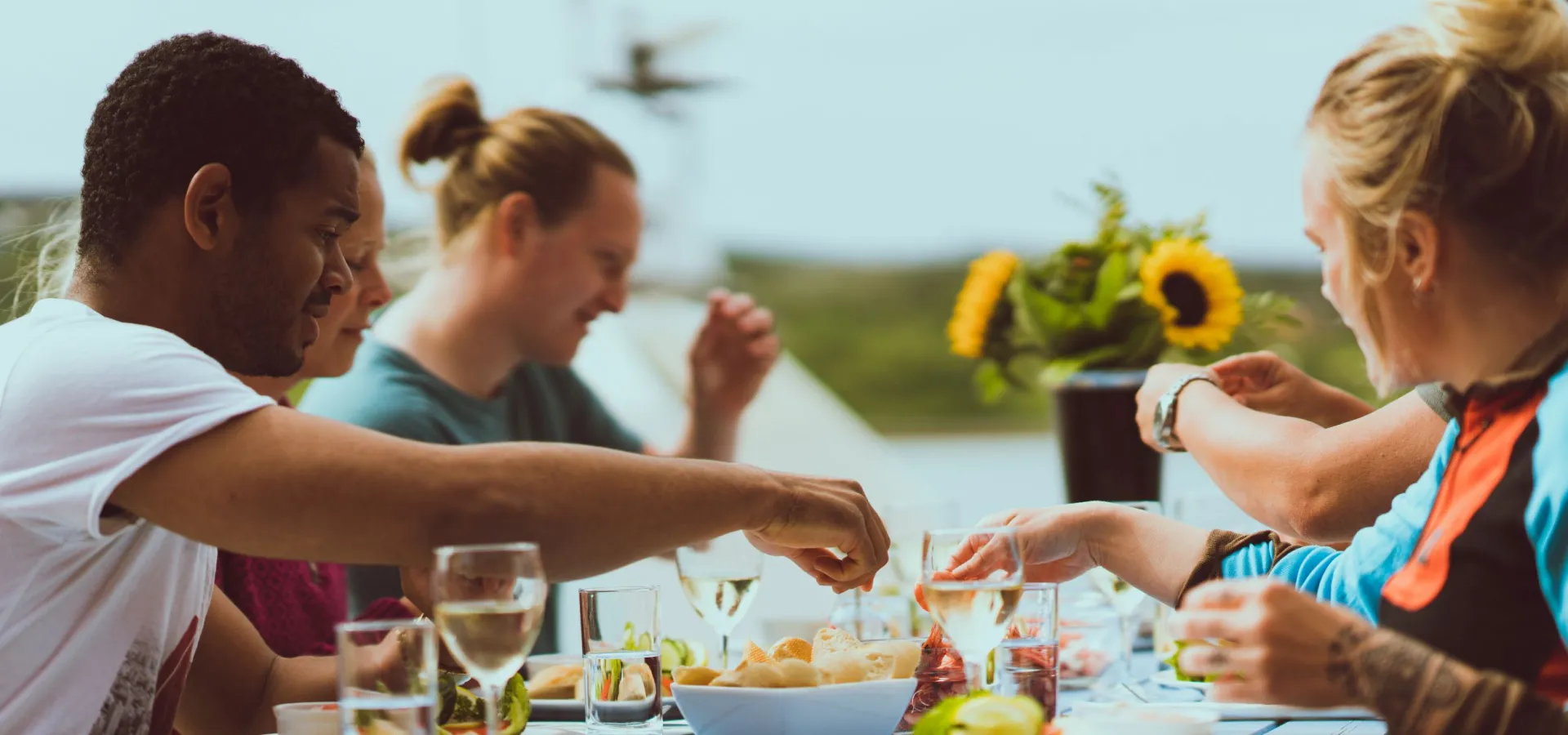 En sommersdag på brygga med reker hos XLyngen, Nord Norge, Vegard Stien/MagyMedia - XLyngen