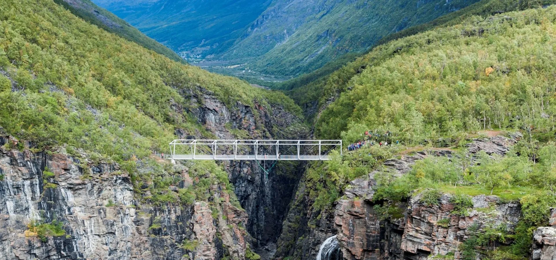 The Gorsabridge over the canyon