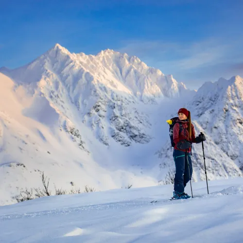 Dame som står på ski i Lyngsalpene