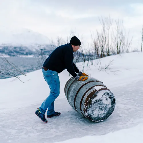 Triller en whisky tønne en vintersdag ved Aurora Spirit, Lyngen Nord Norge