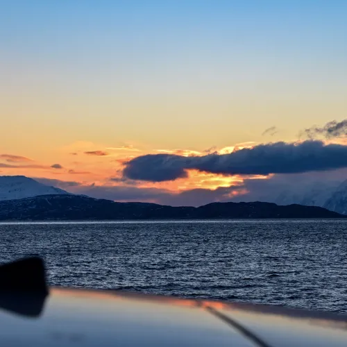 Utsikt mot Lyngsalpene fra Arnøya