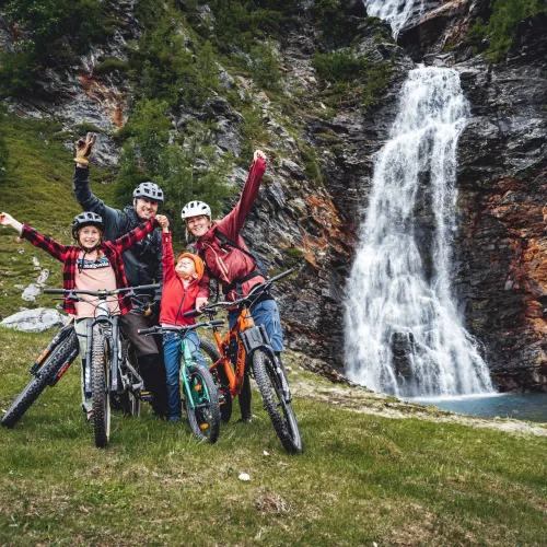 Rottenvikfossen med Magic Mountain Lodge (C)Petr Pavlicek