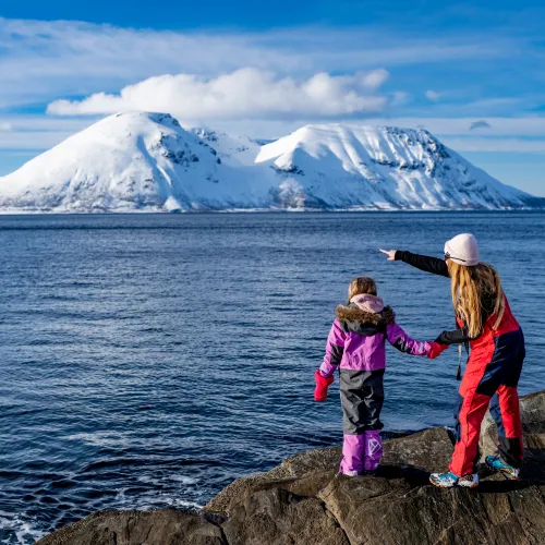 Dame og barn ser utover havet