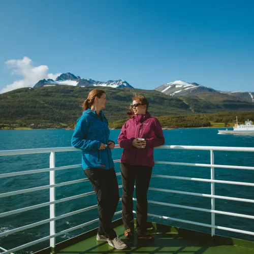 To kvinner på fergen over Lyngenfjorden