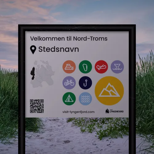 Illustrasjonsskilt på en strand med grønt gress i bagrunnen. På skiltet kan du se diverse ikoner og en QR-kode som leder til vår landingsside.