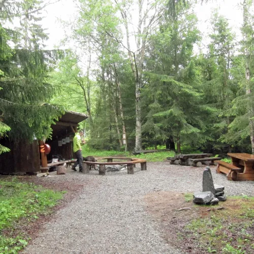 Gapahuken og bålplassen i skogen ved Lullestien