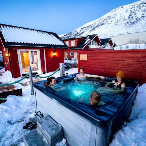 Mennesker i en jacuzzi, utendørs hos Xlyngen