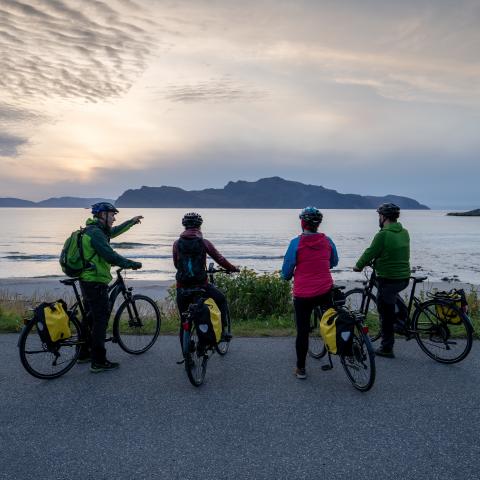 4 people biking on Uløya©Petr Pavlíček