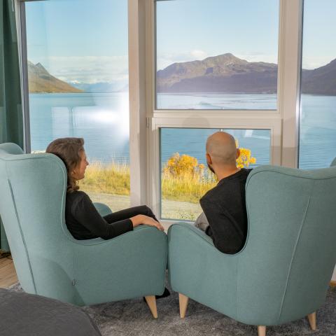 Nyter utsikten fra Arctic Panorama Lodge, Uløya, Nord Norge