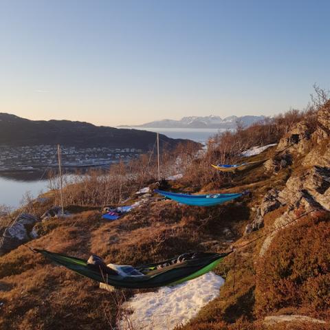 Hengekøyepark på Stussnesfjellet på Skjervøy