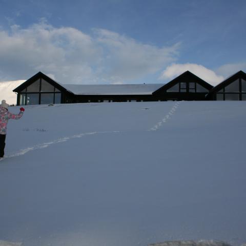 Vinterstemning utenfor Lyngen Experience Lodge, Nord Norge