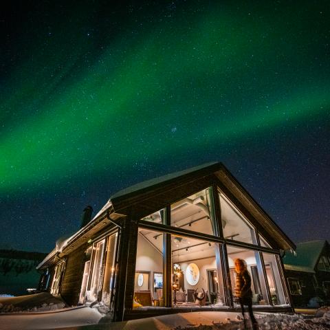 Lyngen Experience Lodge med nordlys i bakgrunnen, Nord Norge