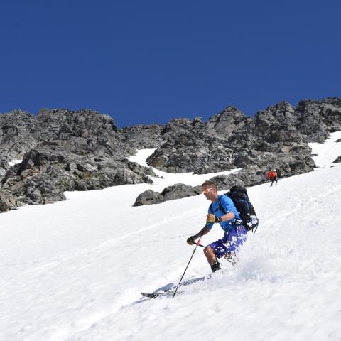 Nedkjøring på ski, sommertopptur i Lyngsalpene