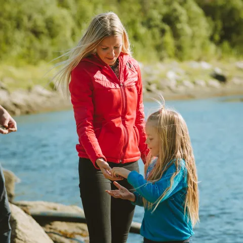 Familie i lag ute en sommersdag ved elva