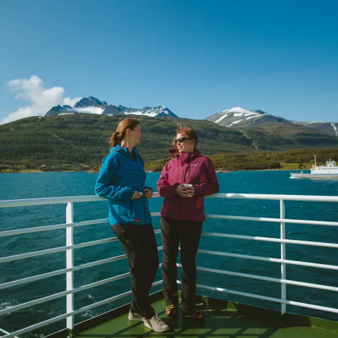På ferga i flott vær med fin utsikt