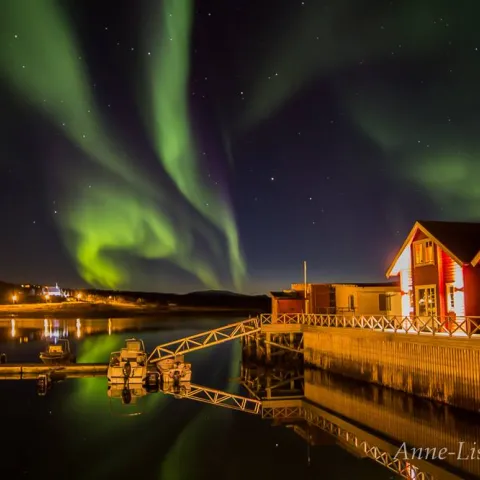 XLyngen rorbuer i Nord-Lenangen badet i Nordlys