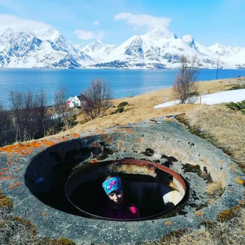 Barn som leker i bunkersene på Spåkenes