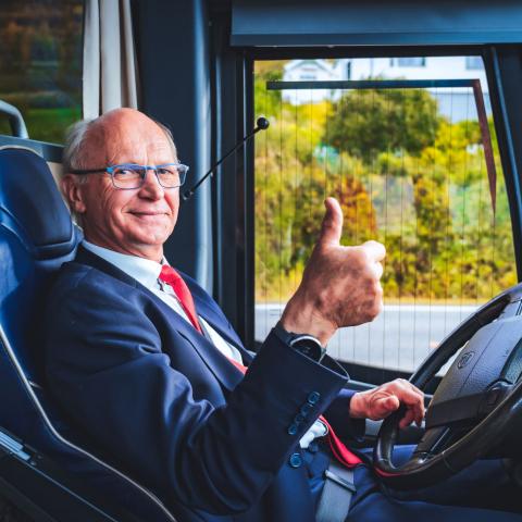 Bus driver hop on hop off tour in the lyngenfjord region