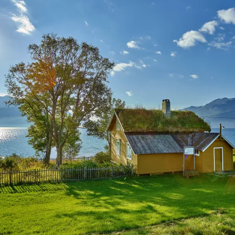 Gamslett museum in sunshine - an old combination farm