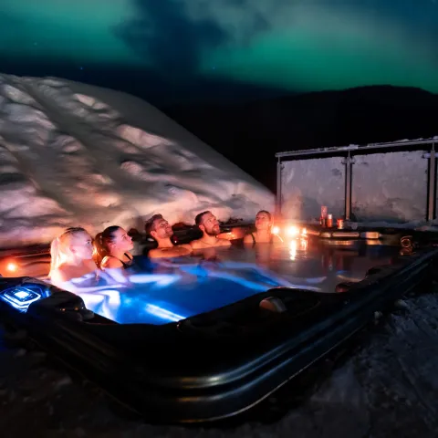 Jacuzzi på takterrassen av Reisastua Lodge med utsikt mot Reisaelva, Resadalen, Nord Norge